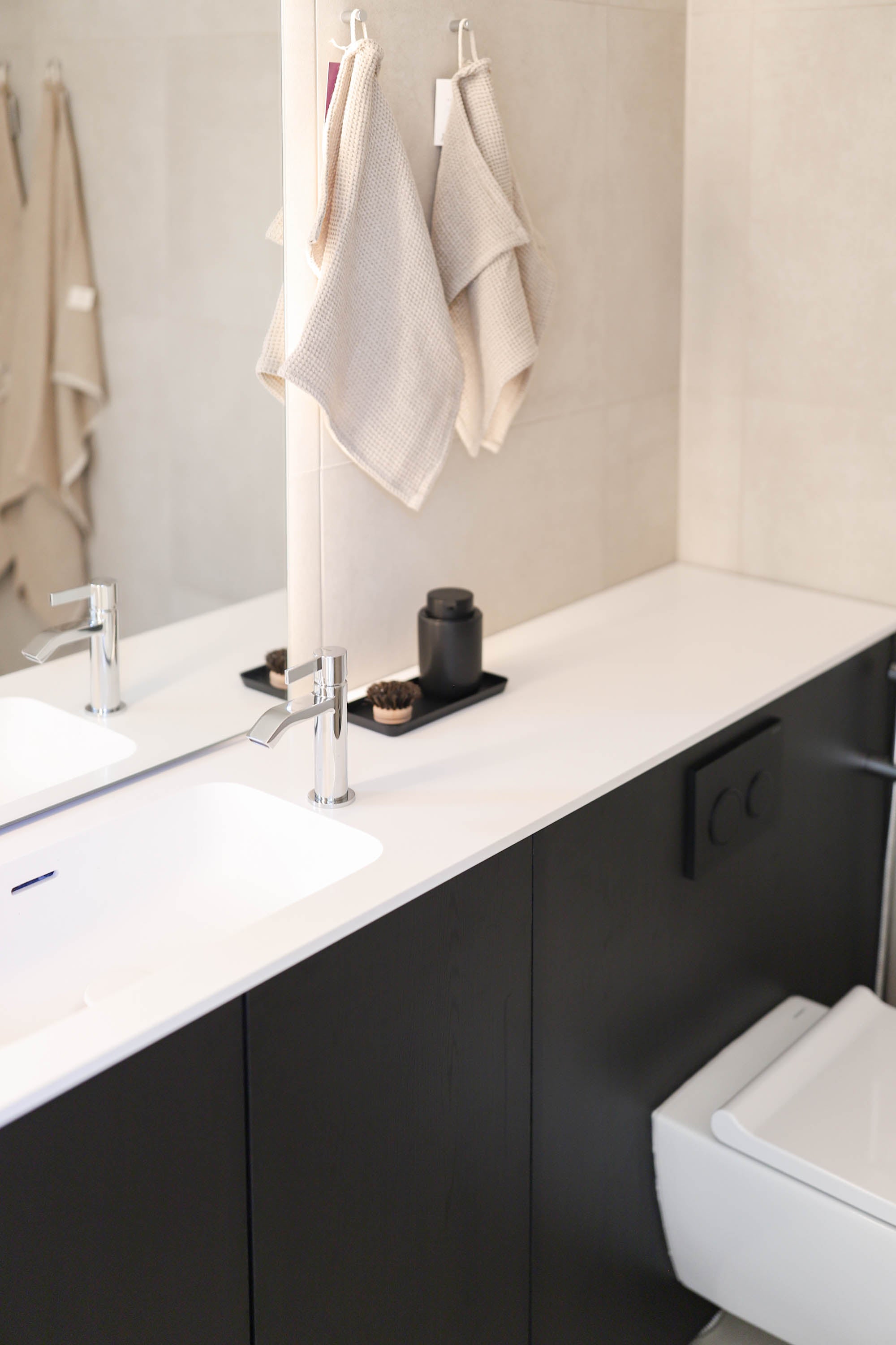 Lieto - mustavalkoinen kylpyhuone/WC