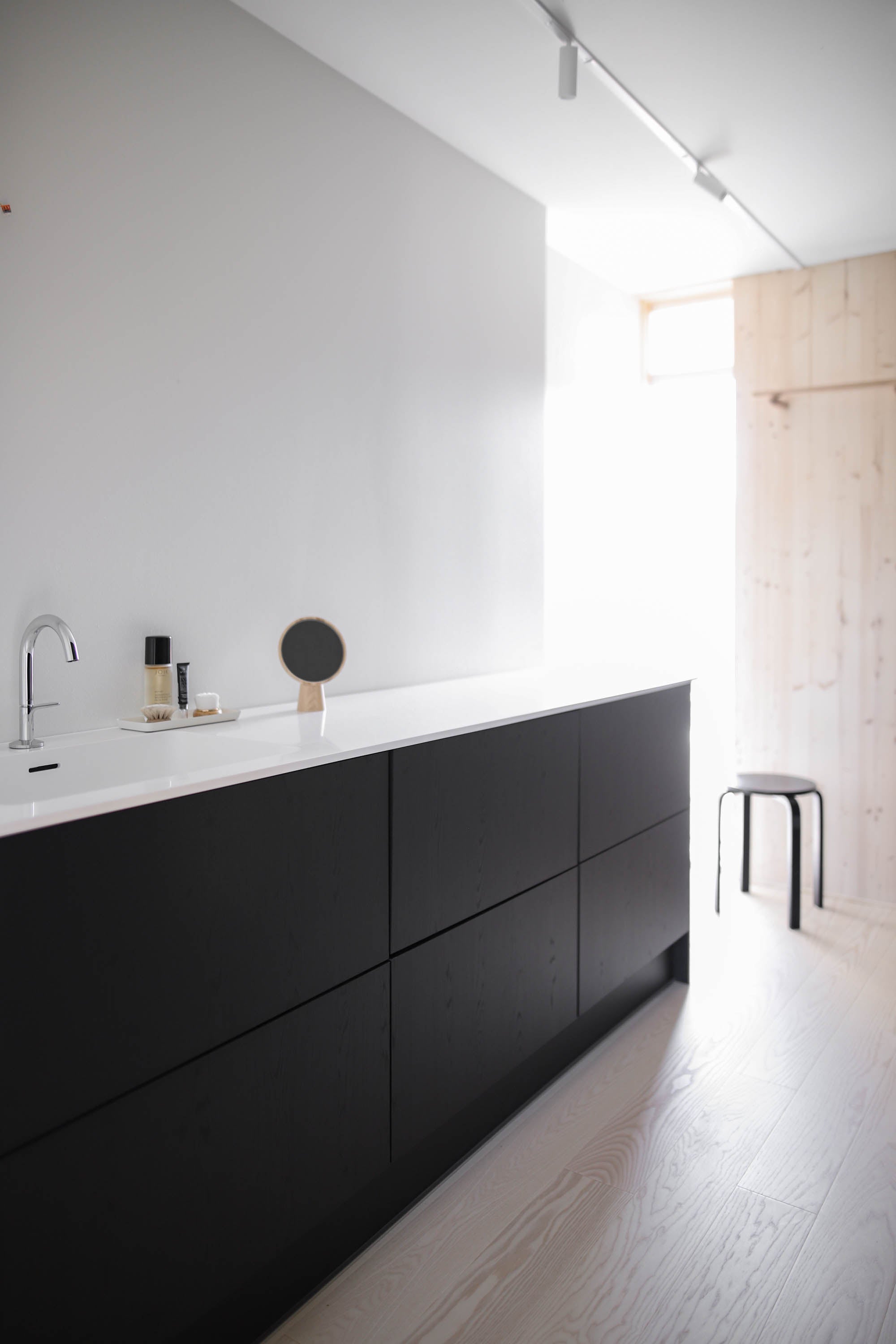 Vire - moderni mustavalkoinen vaatehuone